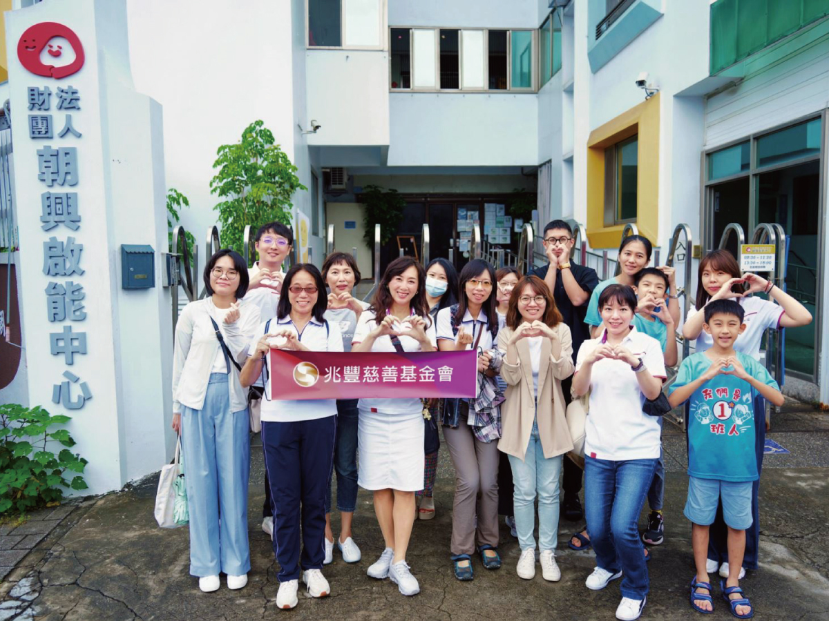 中秋送禮做公益 兆豐金控志工暖心包裝禮盒 攜手8家社福團體 採購逾700盒愛心禮盒送暖偏鄉